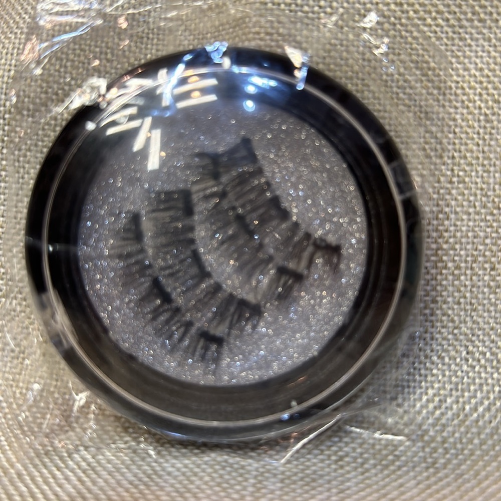 Magnetic Lashes - Picture 2 of 2
